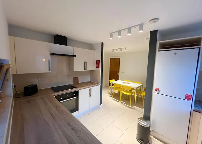 Secluded And Spacious Apartment *